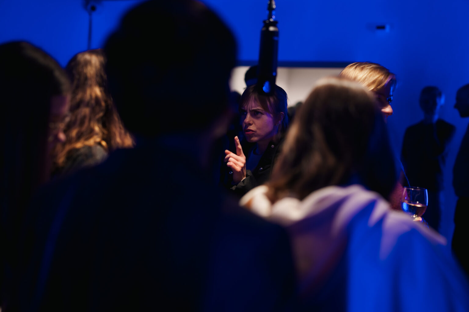 Wernisaż wystawy sztuki w galerii