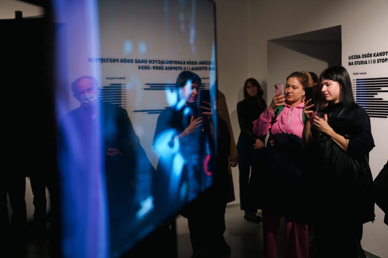 Wernisaż wystawy sztuki w galerii