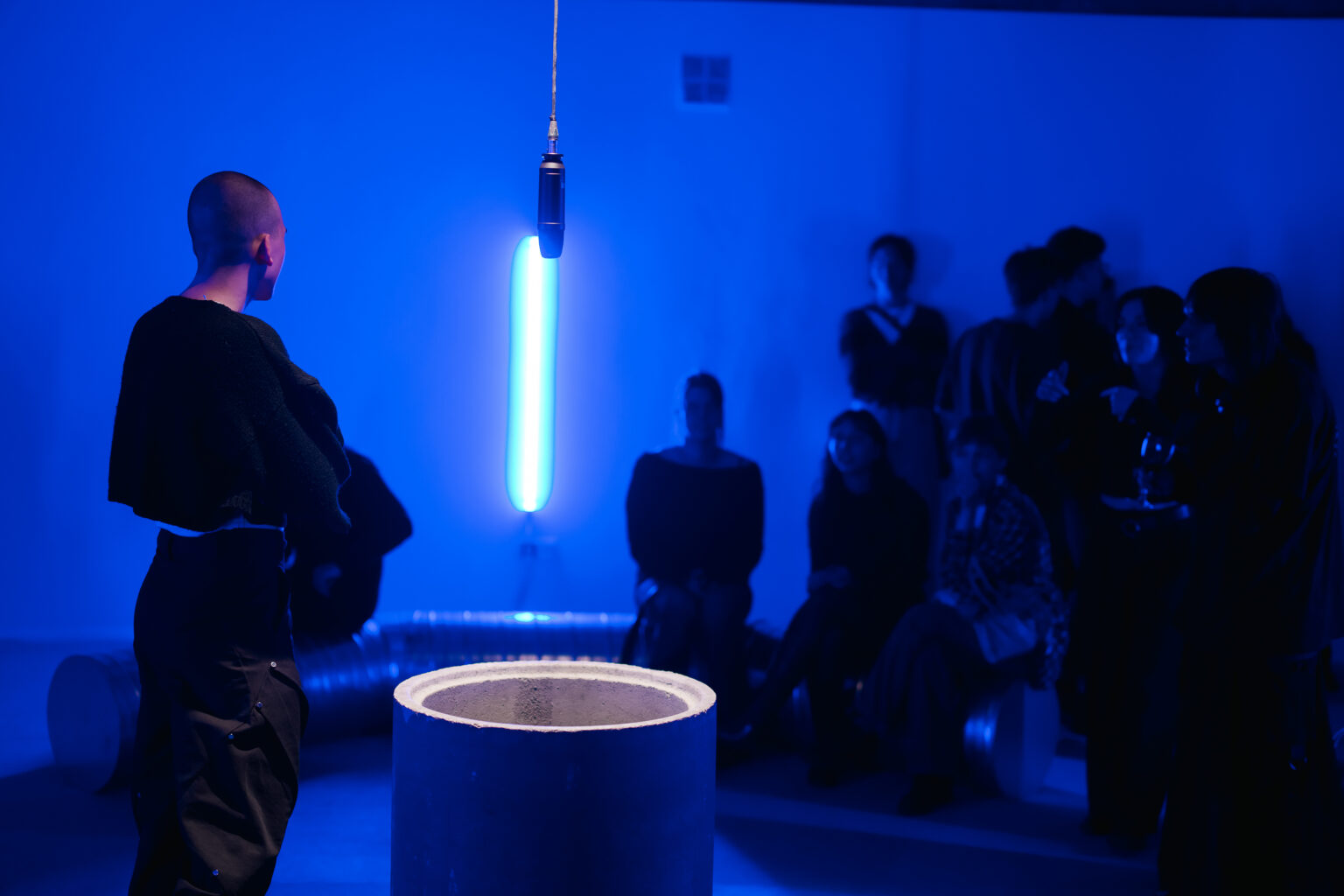 Wernisaż wystawy sztuki w galerii