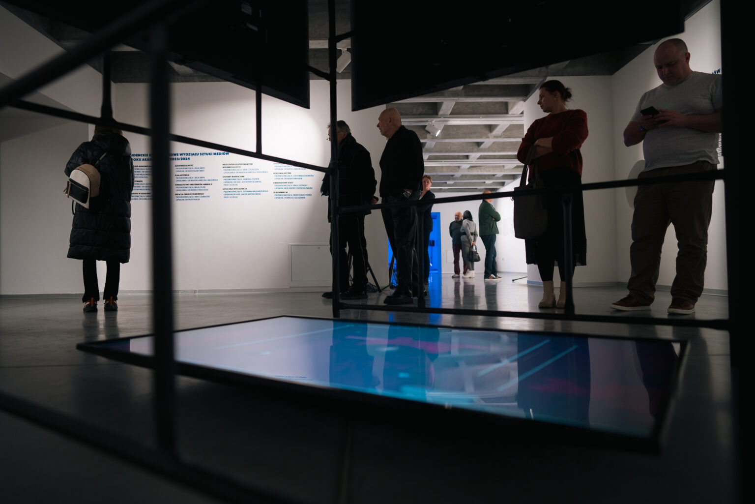 Wernisaż wystawy sztuki w galerii