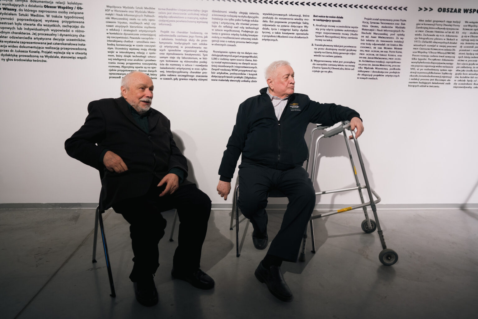 Wernisaż wystawy sztuki w galerii