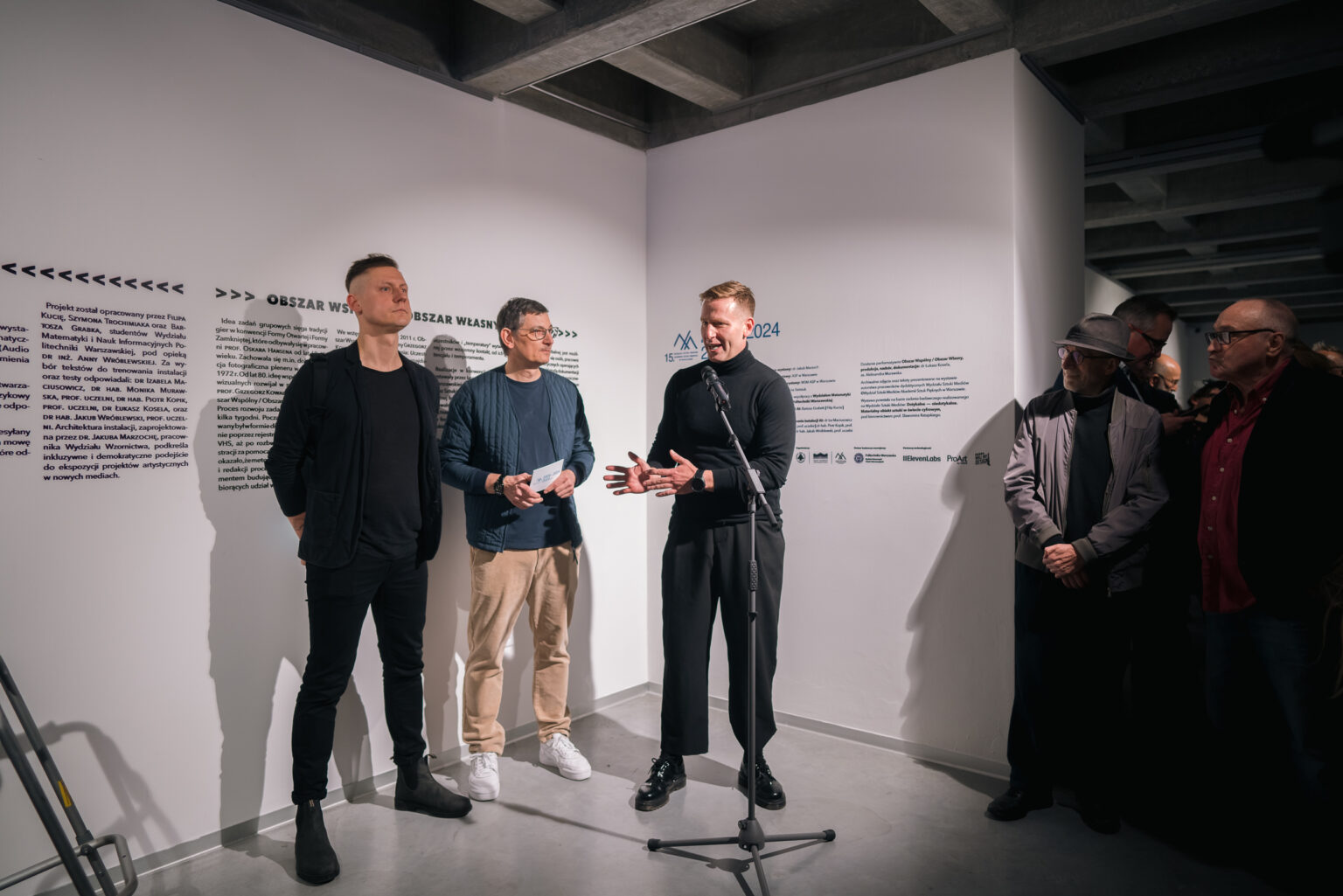 Wernisaż wystawy sztuki w galerii