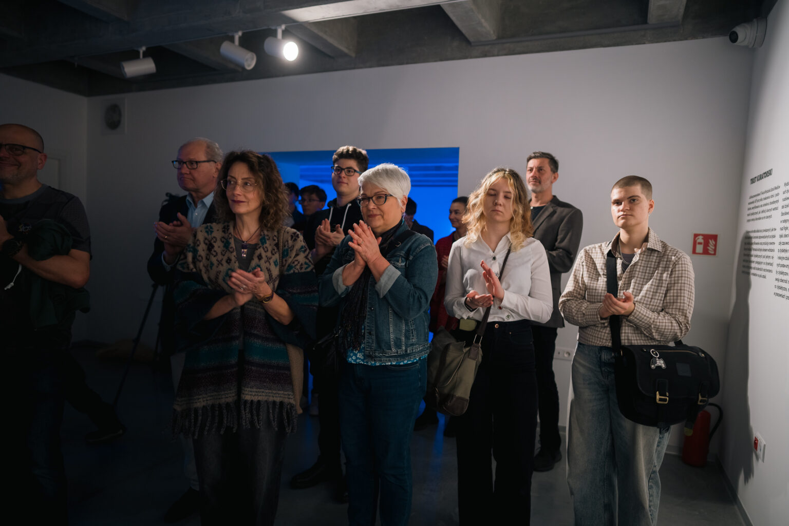 Wernisaż wystawy sztuki w galerii