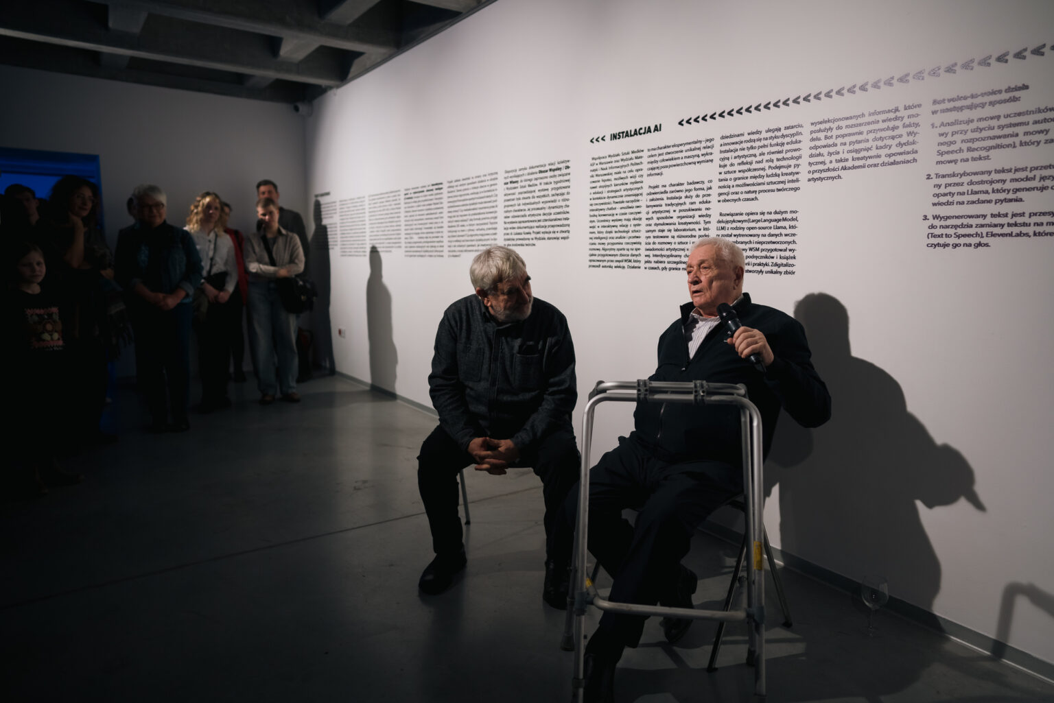 Wernisaż wystawy sztuki w galerii