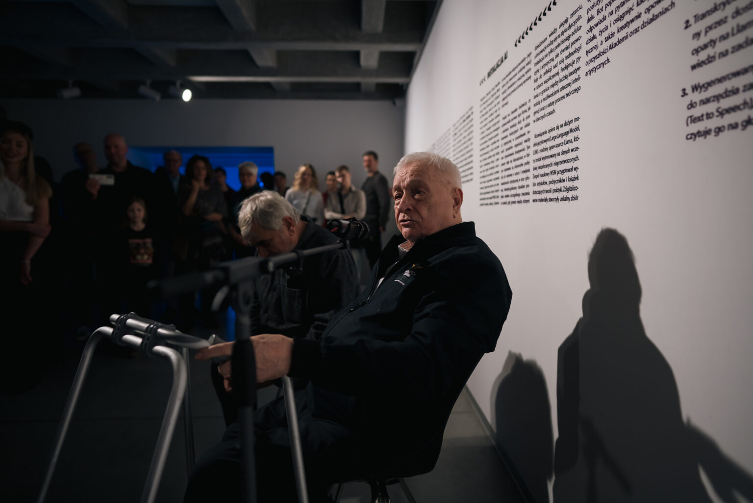 Wernisaż wystawy sztuki w galerii