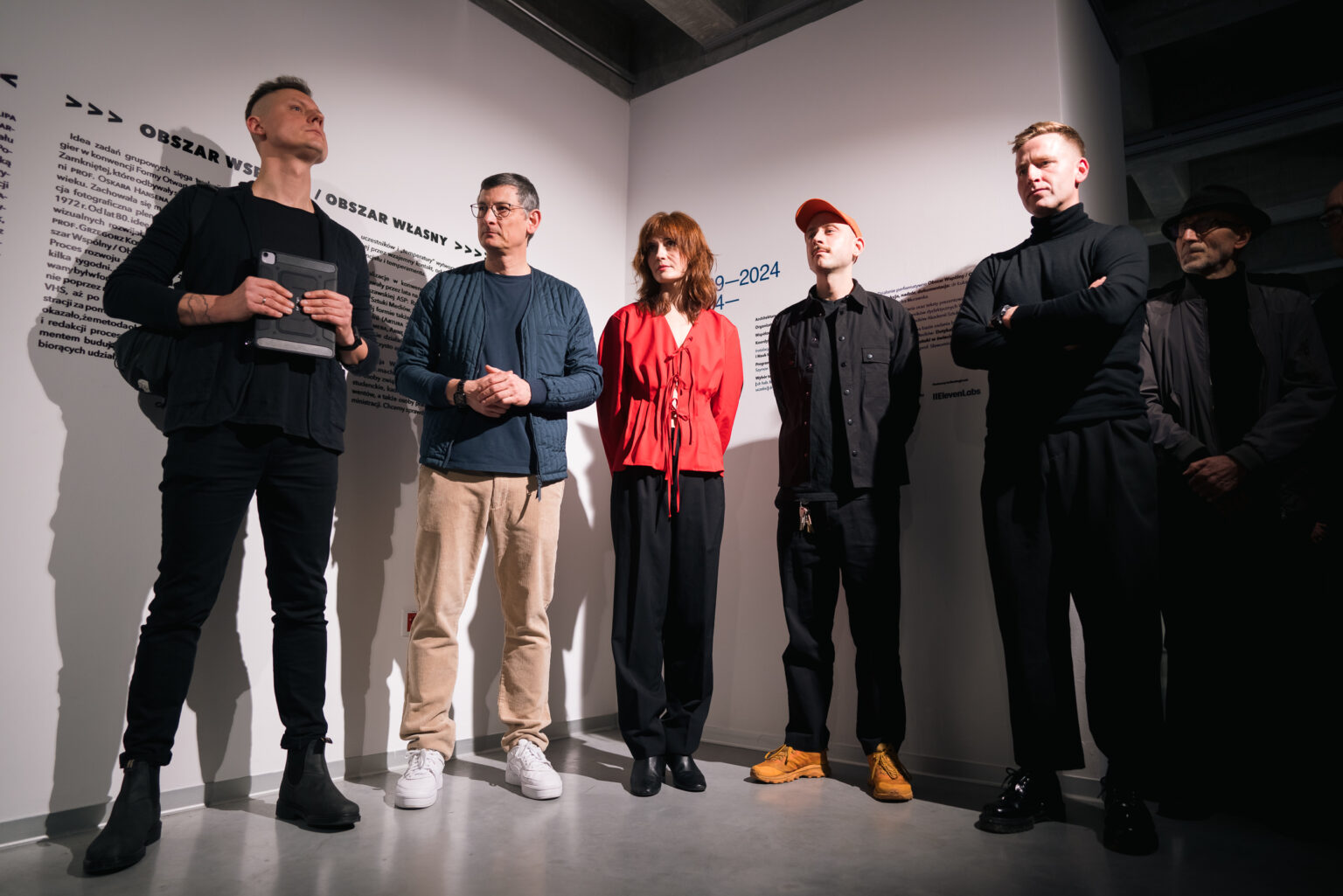 Wernisaż wystawy sztuki w galerii