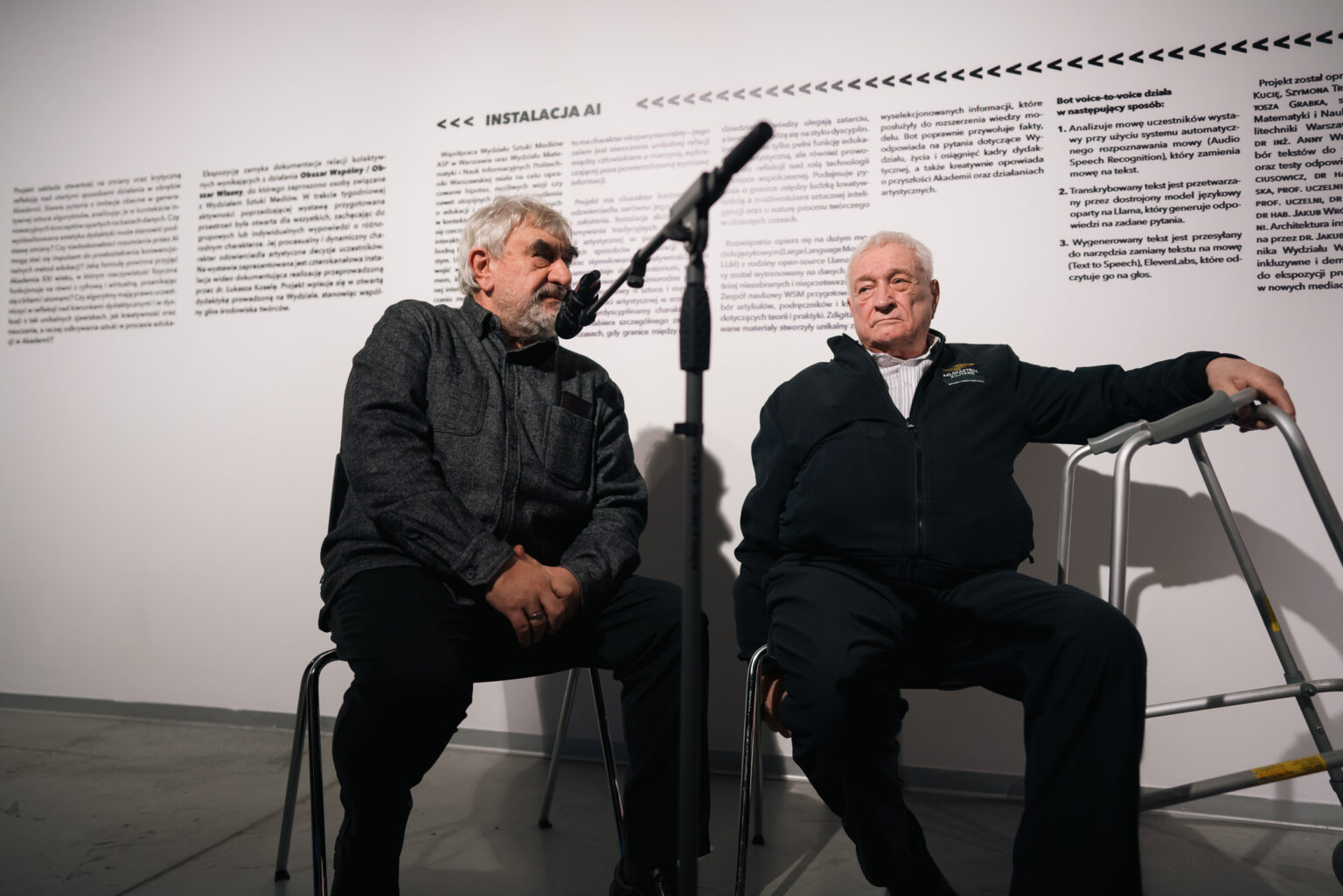 Wernisaż wystawy sztuki w galerii