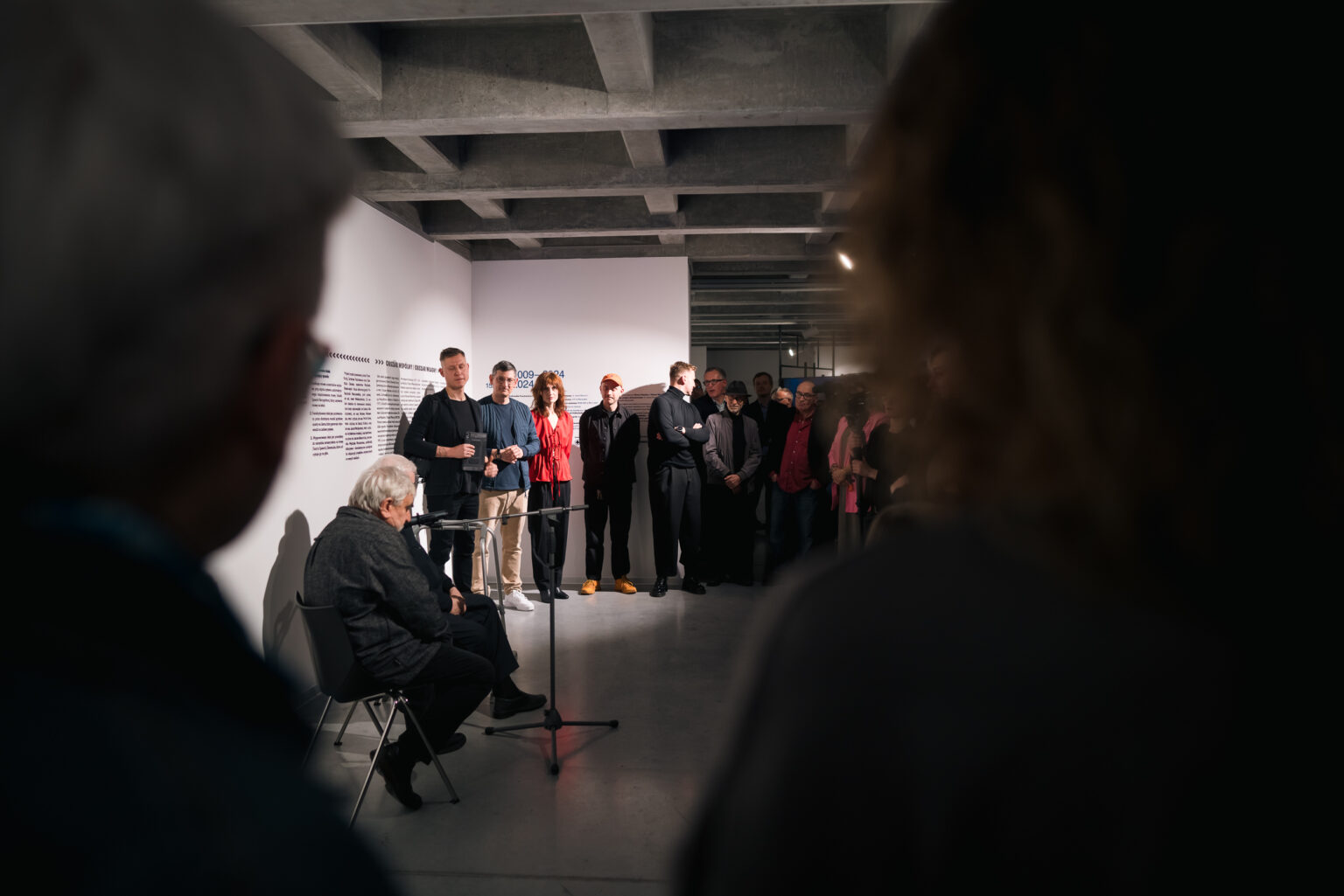 Wernisaż wystawy sztuki w galerii