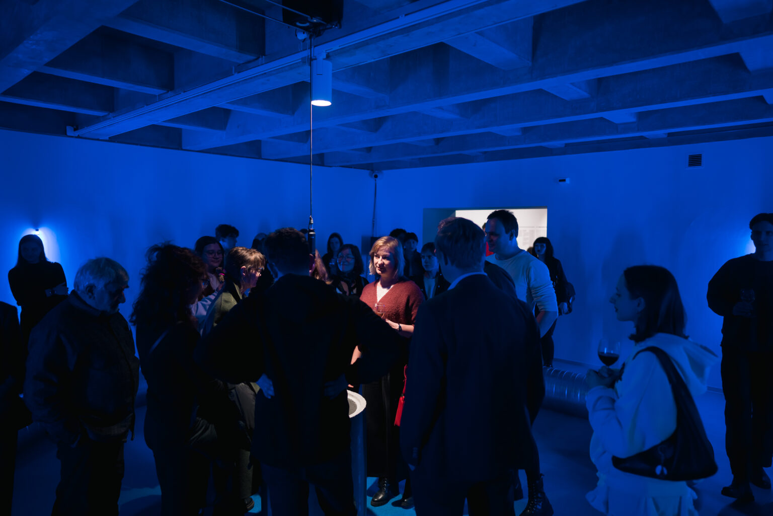 Wernisaż wystawy sztuki w galerii