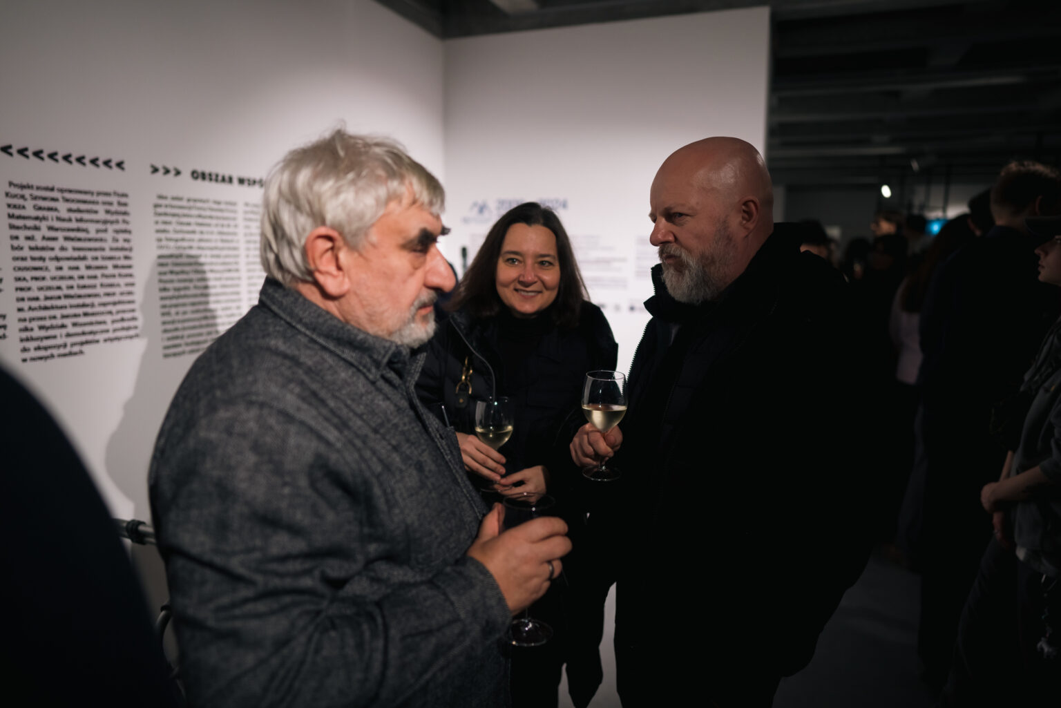 Wernisaż wystawy sztuki w galerii