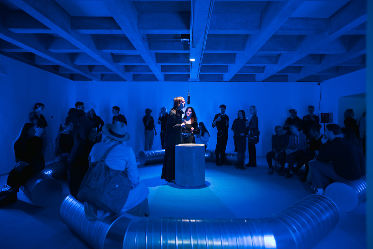 Wernisaż wystawy sztuki w galerii