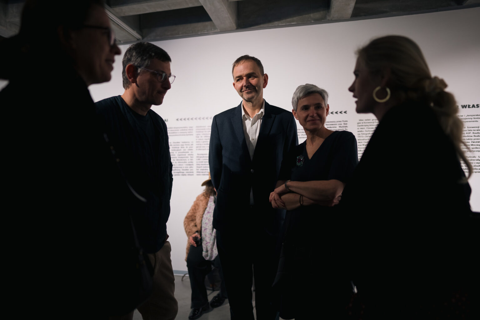 Wernisaż wystawy sztuki w galerii