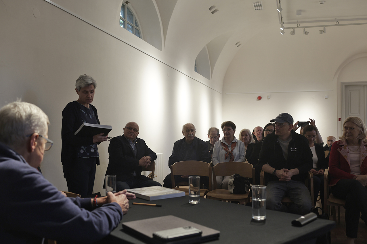 Relacja fotograficzna ze spotkania z prof. Mariuszem Wideryńskim w Muzeum Łazienki Królewskie, Stajnie Kubickiego 19 maja 2025 r.