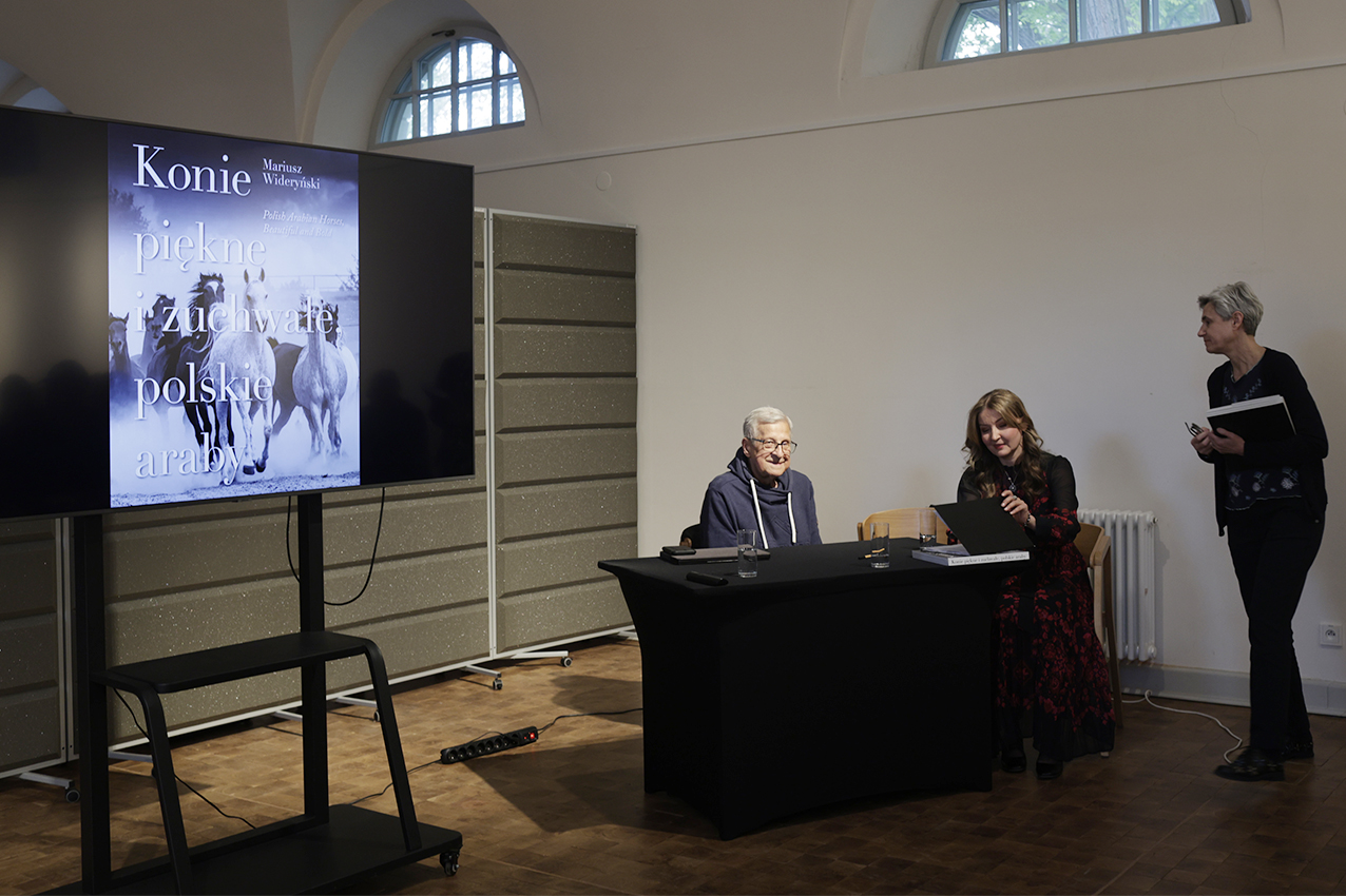 Relacja fotograficzna ze spotkania z prof. Mariuszem Wideryńskim w Muzeum Łazienki Królewskie, Stajnie Kubickiego 19 maja 2025 r.