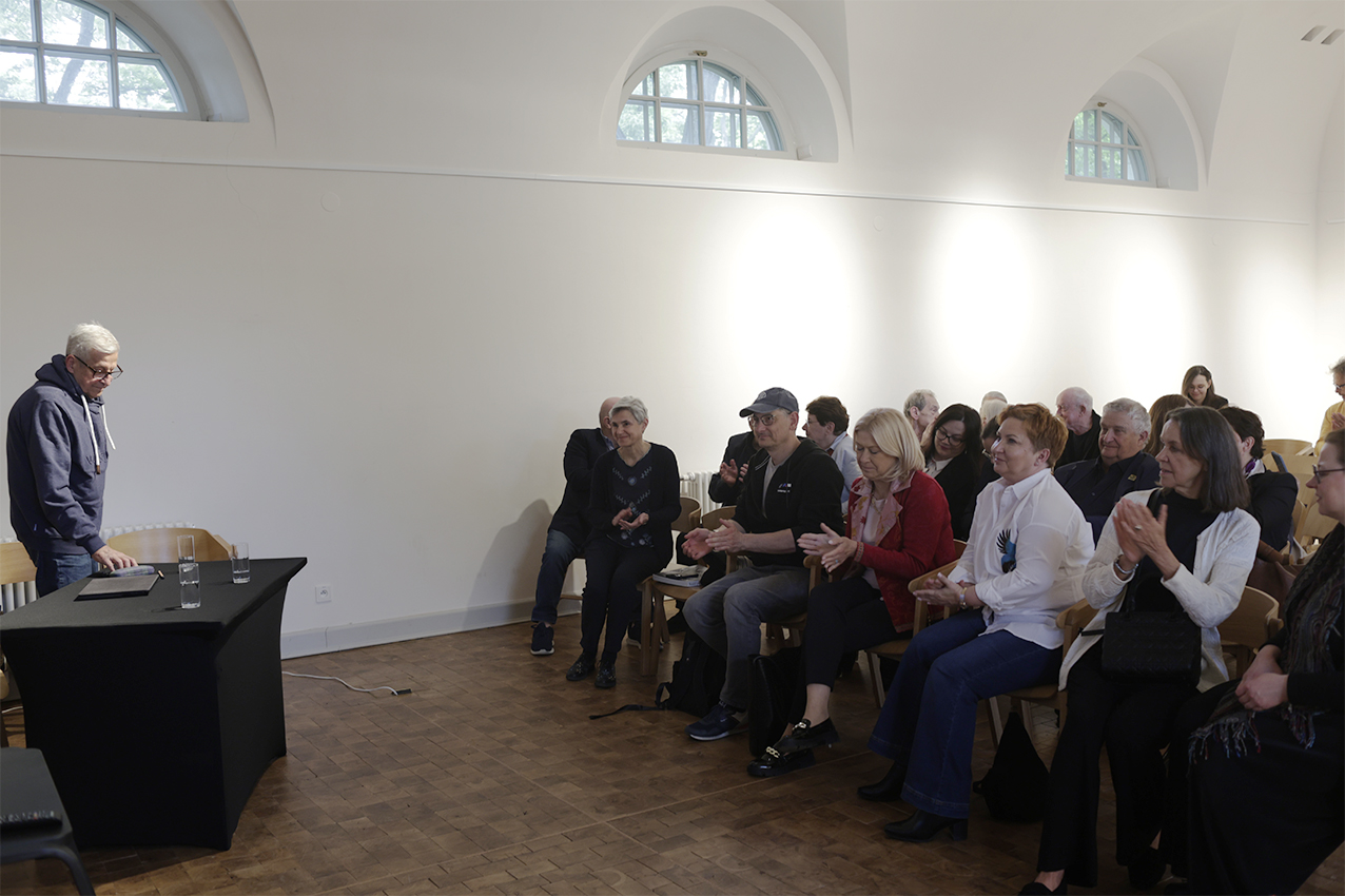 Relacja fotograficzna ze spotkania z prof. Mariuszem Wideryńskim w Muzeum Łazienki Królewskie, Stajnie Kubickiego 19 maja 2025 r.