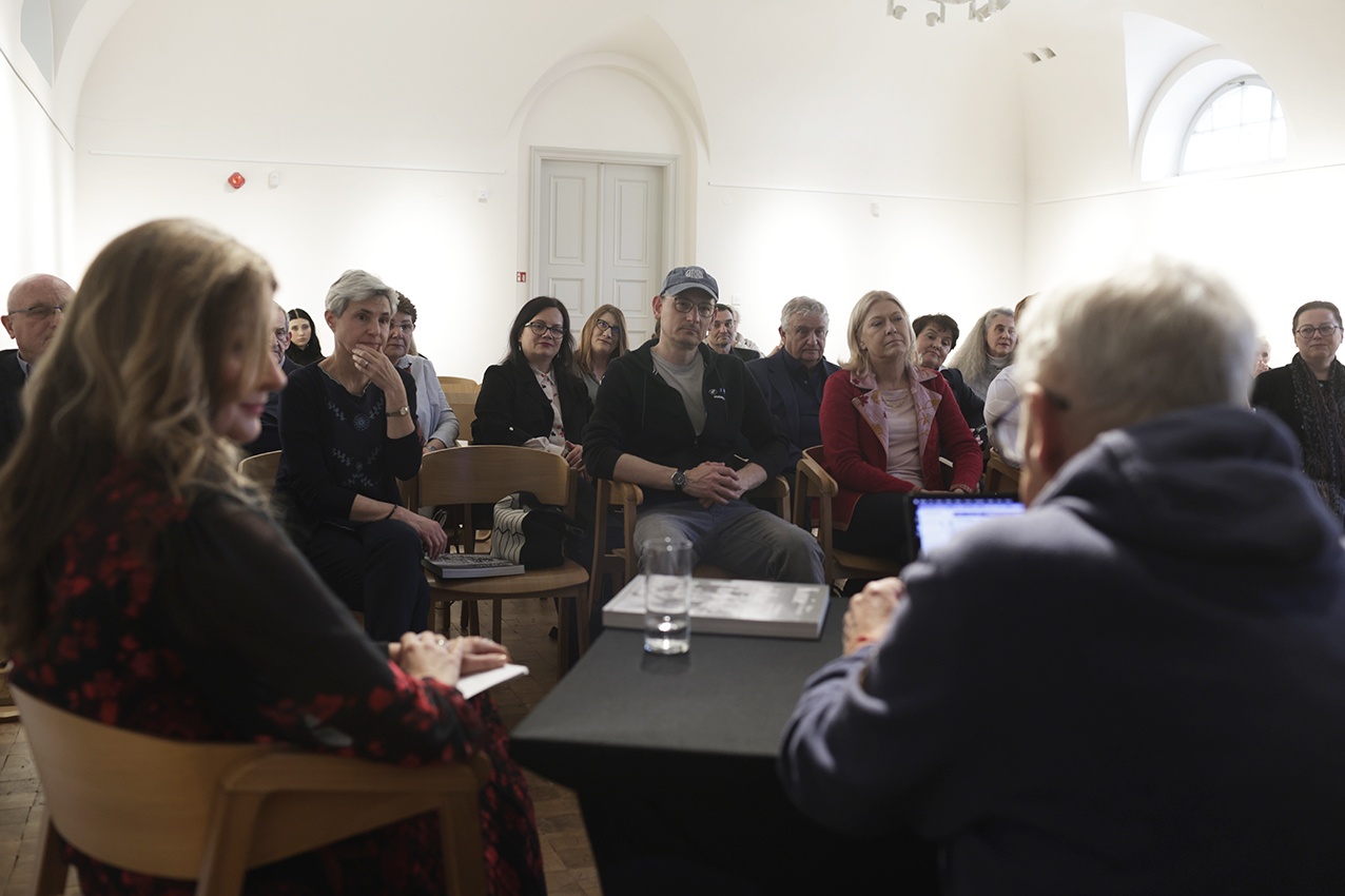 Relacja fotograficzna ze spotkania z prof. Mariuszem Wideryńskim w Muzeum Łazienki Królewskie, Stajnie Kubickiego 19 maja 2025 r.