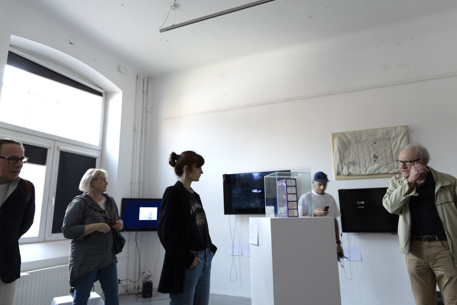 Dokumentacja fotograficzna wystawy końcoworocznej. Przegląd wystawy przed rozpoczęciem Akademii Otwartej 2025.