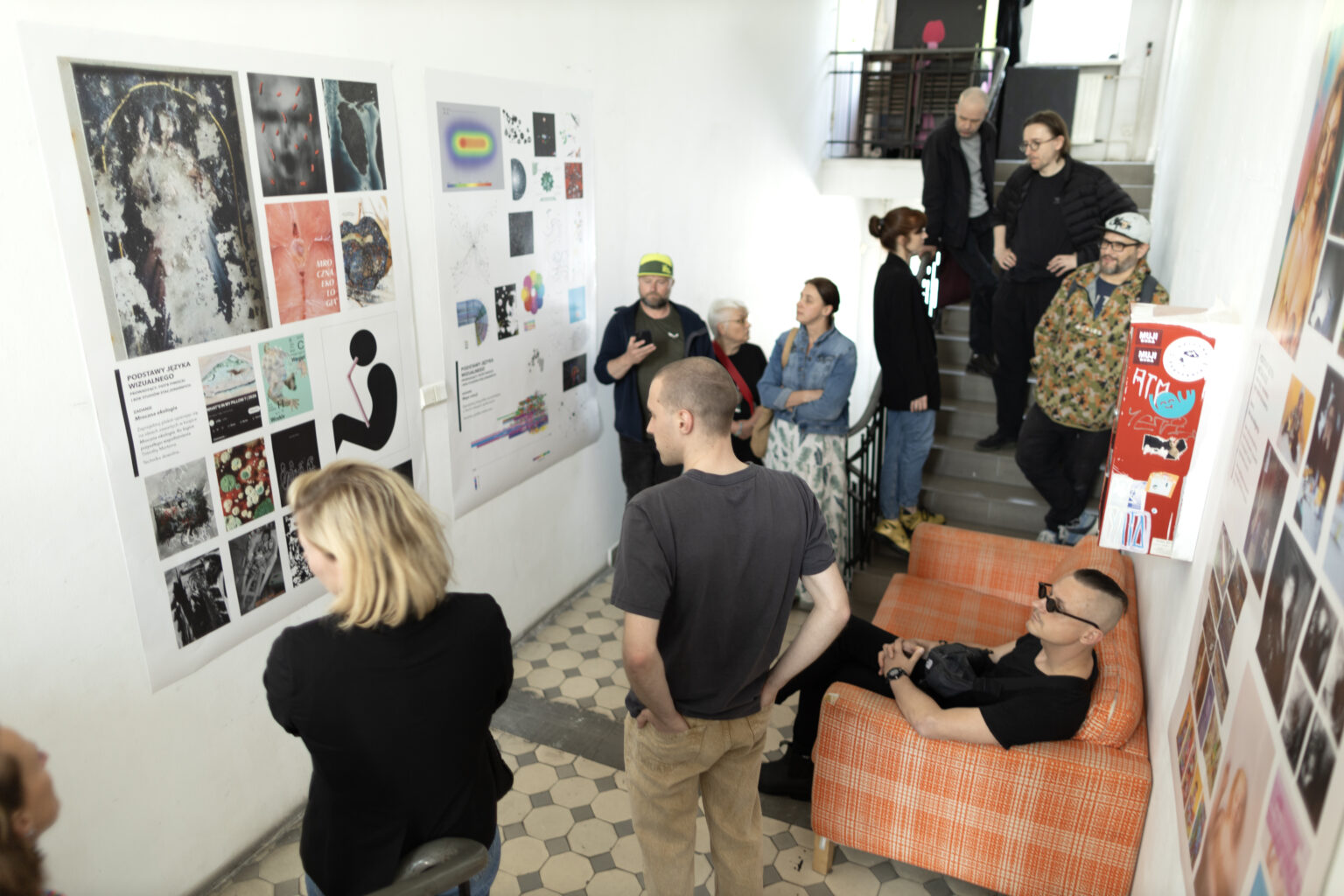 Dokumentacja fotograficzna wystawy końcoworocznej. Przegląd wystawy przed rozpoczęciem Akademii Otwartej 2025.