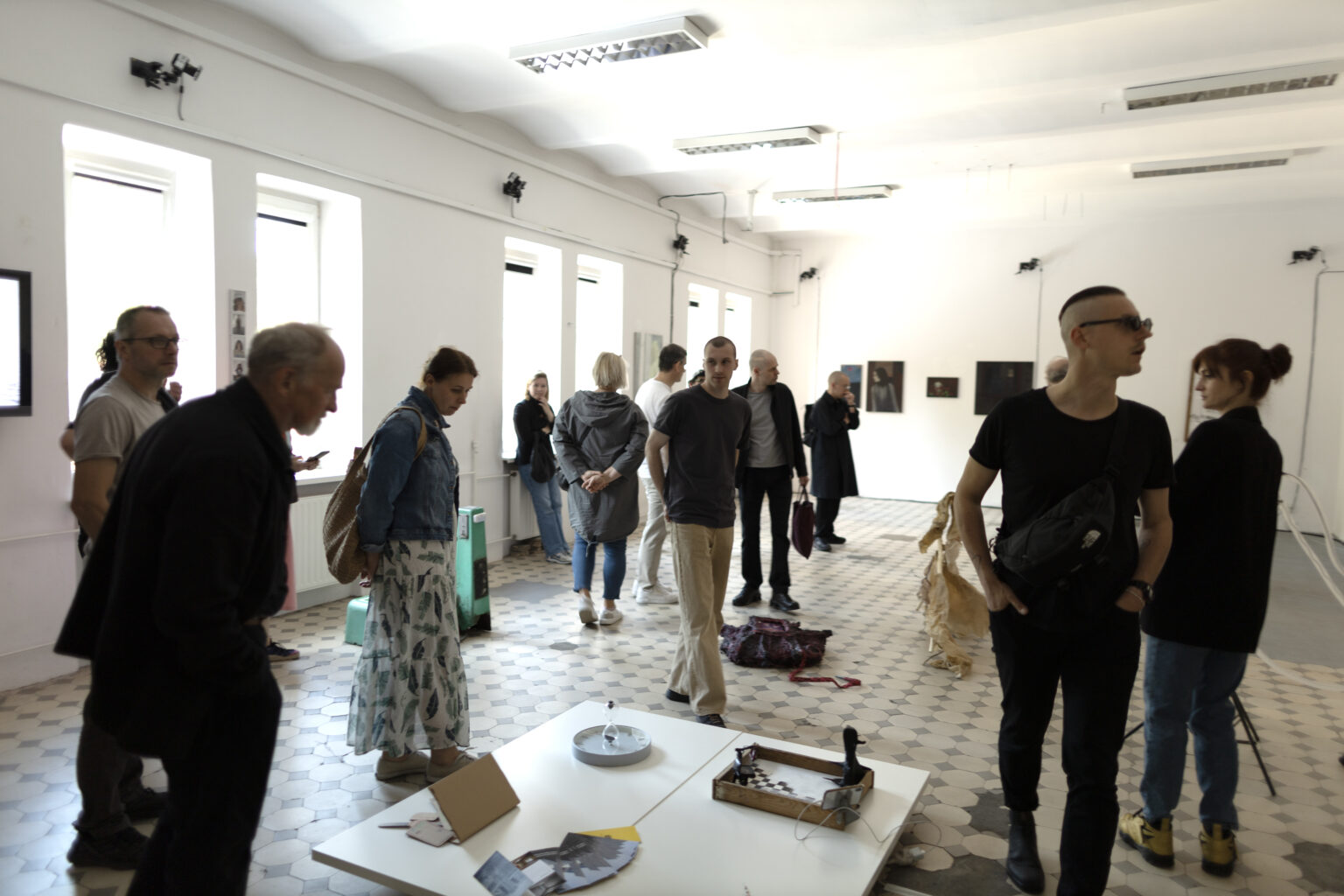 Dokumentacja fotograficzna wystawy końcoworocznej. Przegląd wystawy przed rozpoczęciem Akademii Otwartej 2025.