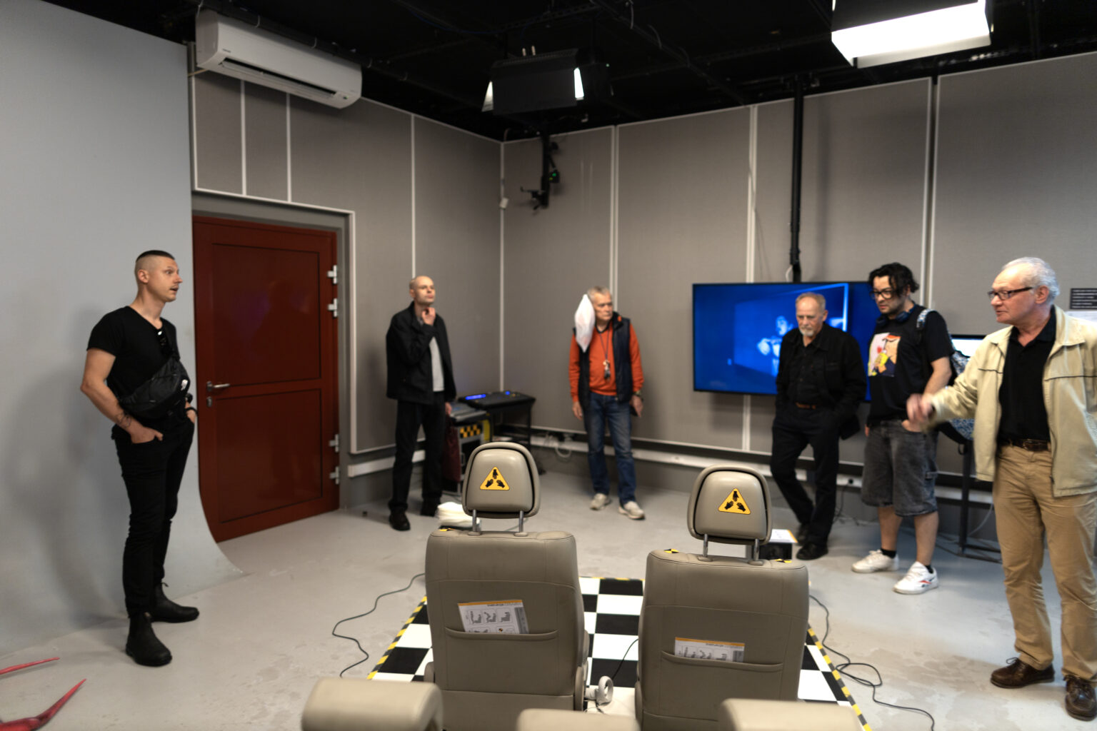 Dokumentacja fotograficzna wystawy końcoworocznej. Przegląd wystawy przed rozpoczęciem Akademii Otwartej 2025.