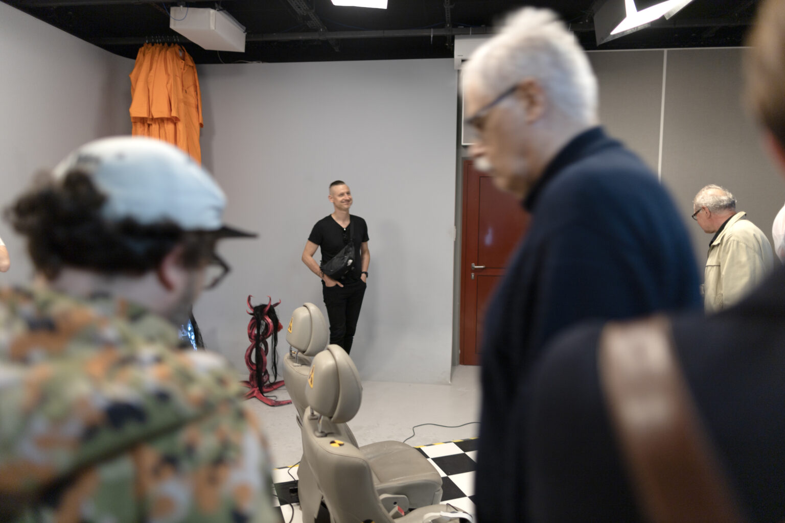 Dokumentacja fotograficzna wystawy końcoworocznej. Przegląd wystawy przed rozpoczęciem Akademii Otwartej 2025.