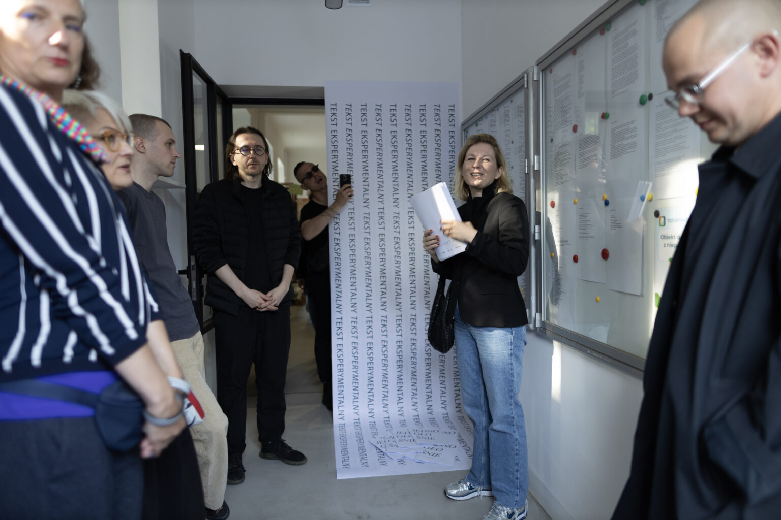 Dokumentacja fotograficzna wystawy końcoworocznej. Przegląd wystawy przed rozpoczęciem Akademii Otwartej 2025.