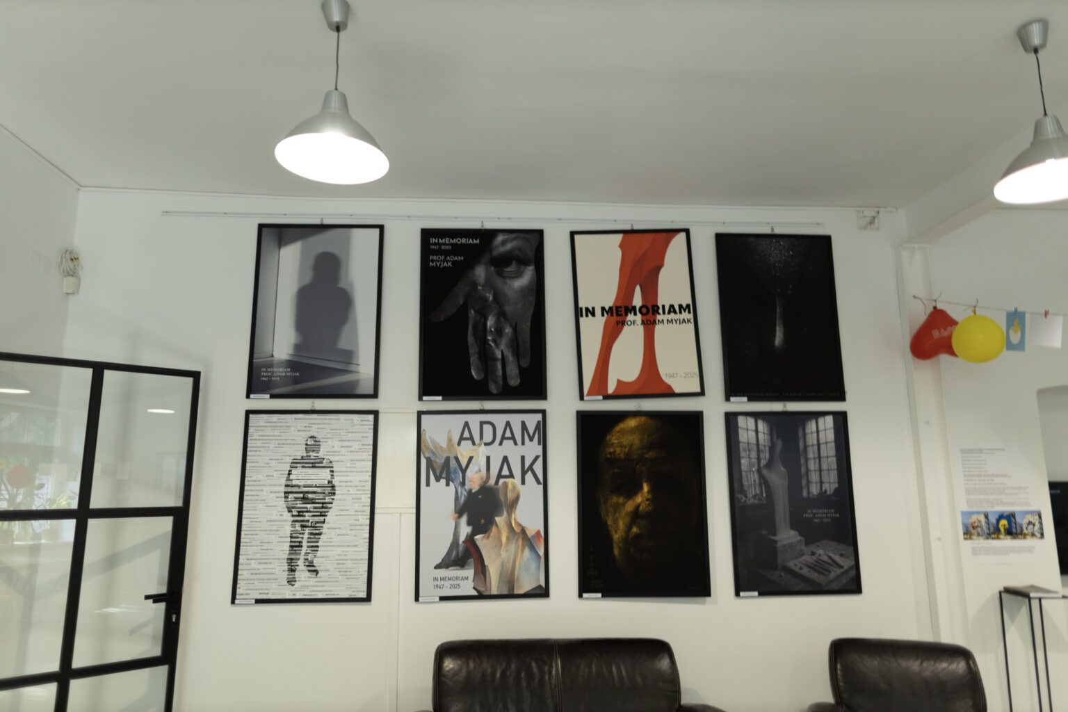 Dokumentacja fotograficzna wystawy końcoworocznej. Przegląd wystawy przed rozpoczęciem Akademii Otwartej 2025.