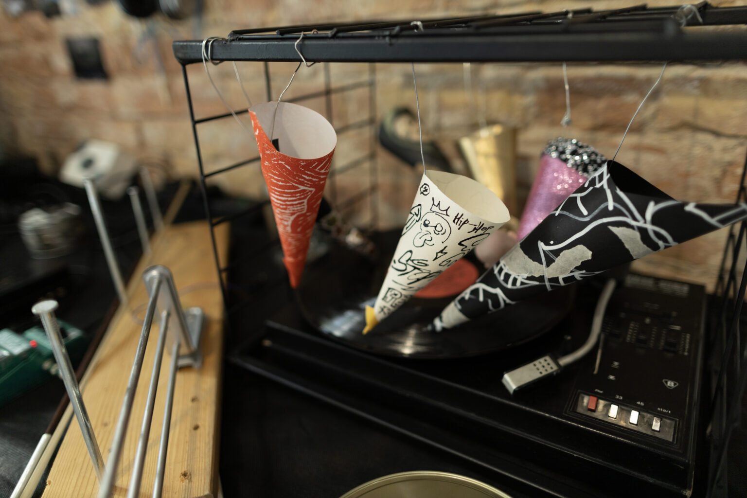 Dokumentacja fotograficzna wystawy końcoworocznej. Przegląd wystawy przed rozpoczęciem Akademii Otwartej 2025.