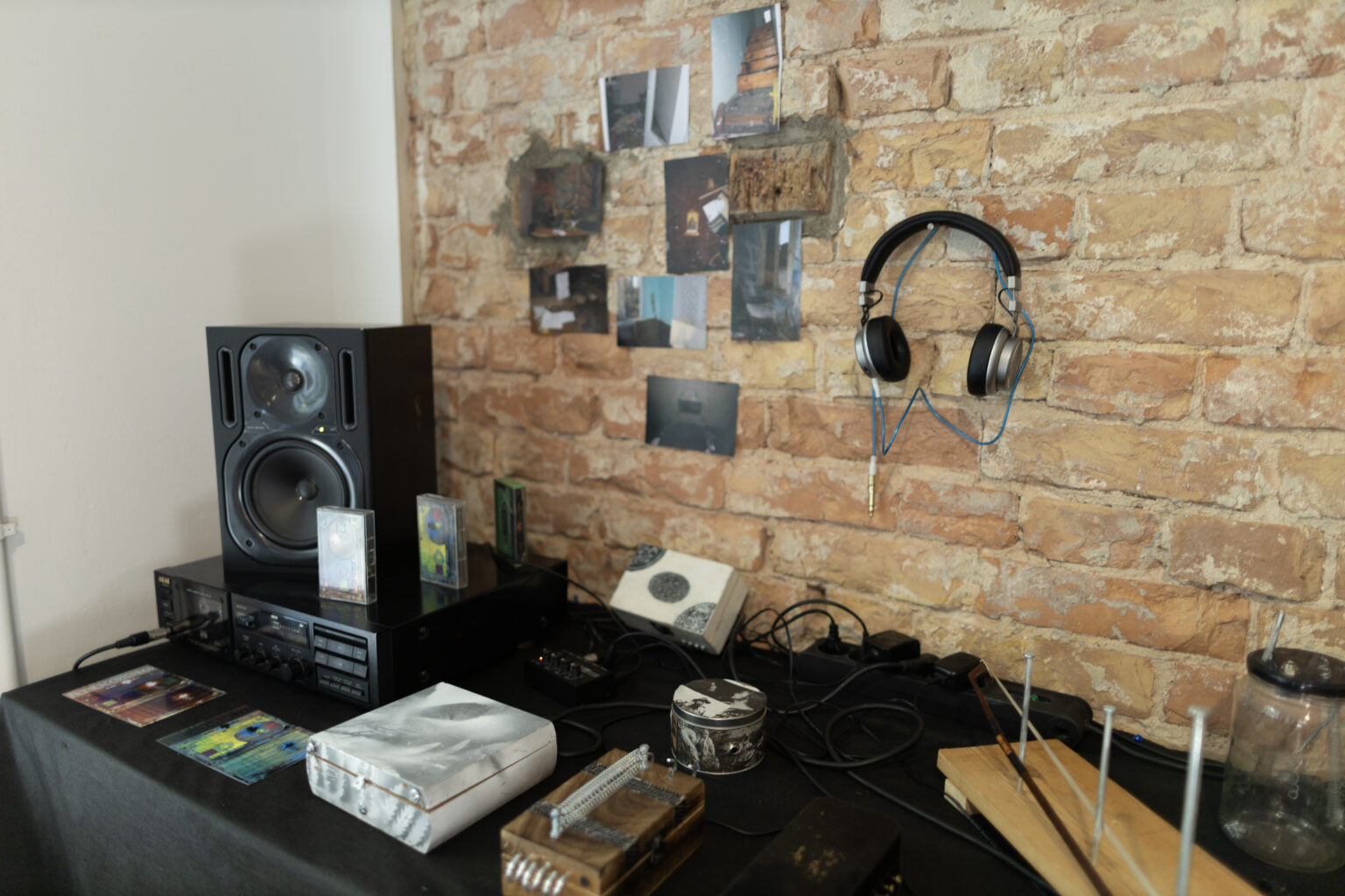 Dokumentacja fotograficzna wystawy końcoworocznej. Przegląd wystawy przed rozpoczęciem Akademii Otwartej 2025.