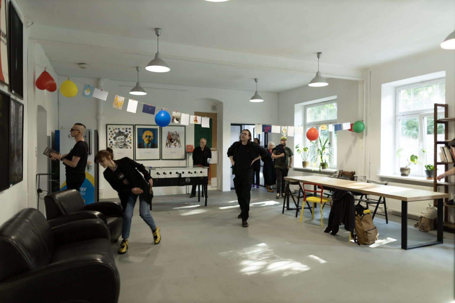 Dokumentacja fotograficzna wystawy końcoworocznej. Przegląd wystawy przed rozpoczęciem Akademii Otwartej 2025.