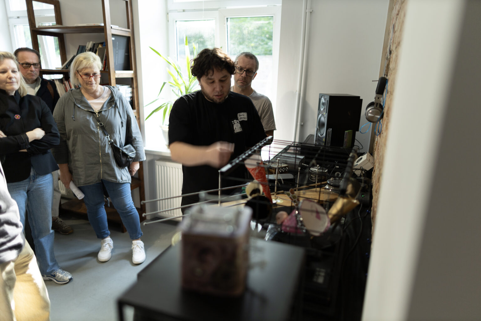 Dokumentacja fotograficzna wystawy końcoworocznej. Przegląd wystawy przed rozpoczęciem Akademii Otwartej 2025.