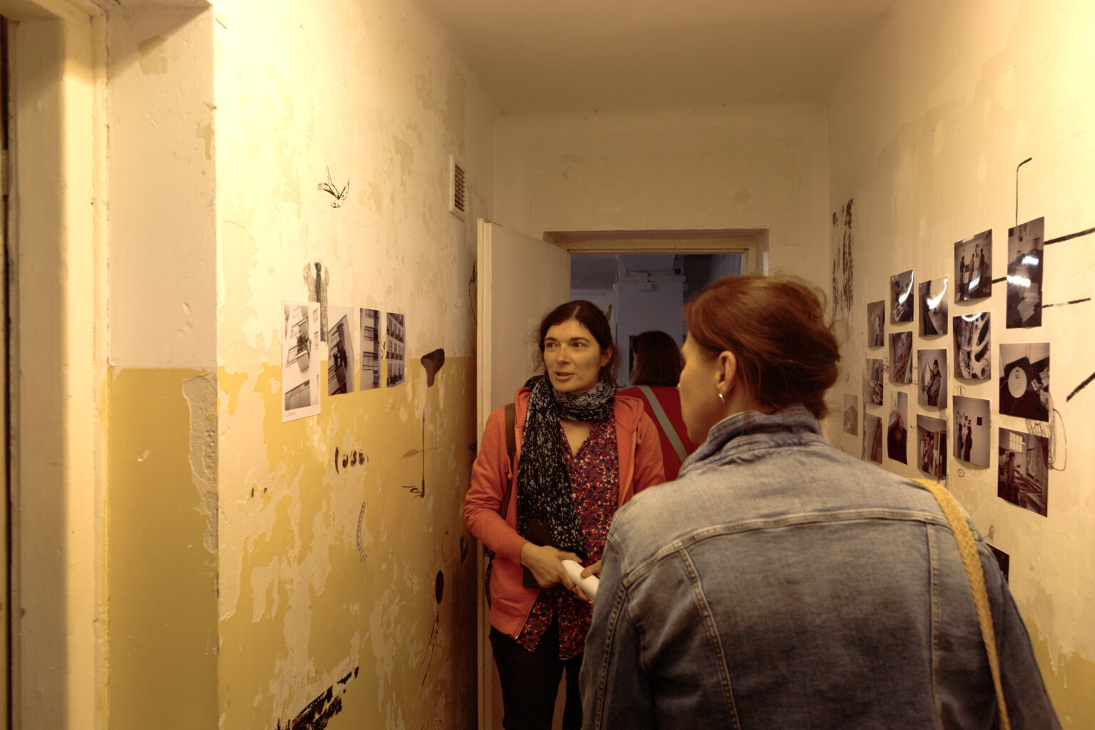 Dokumentacja fotograficzna wystawy końcoworocznej. Przegląd wystawy przed rozpoczęciem Akademii Otwartej 2025.