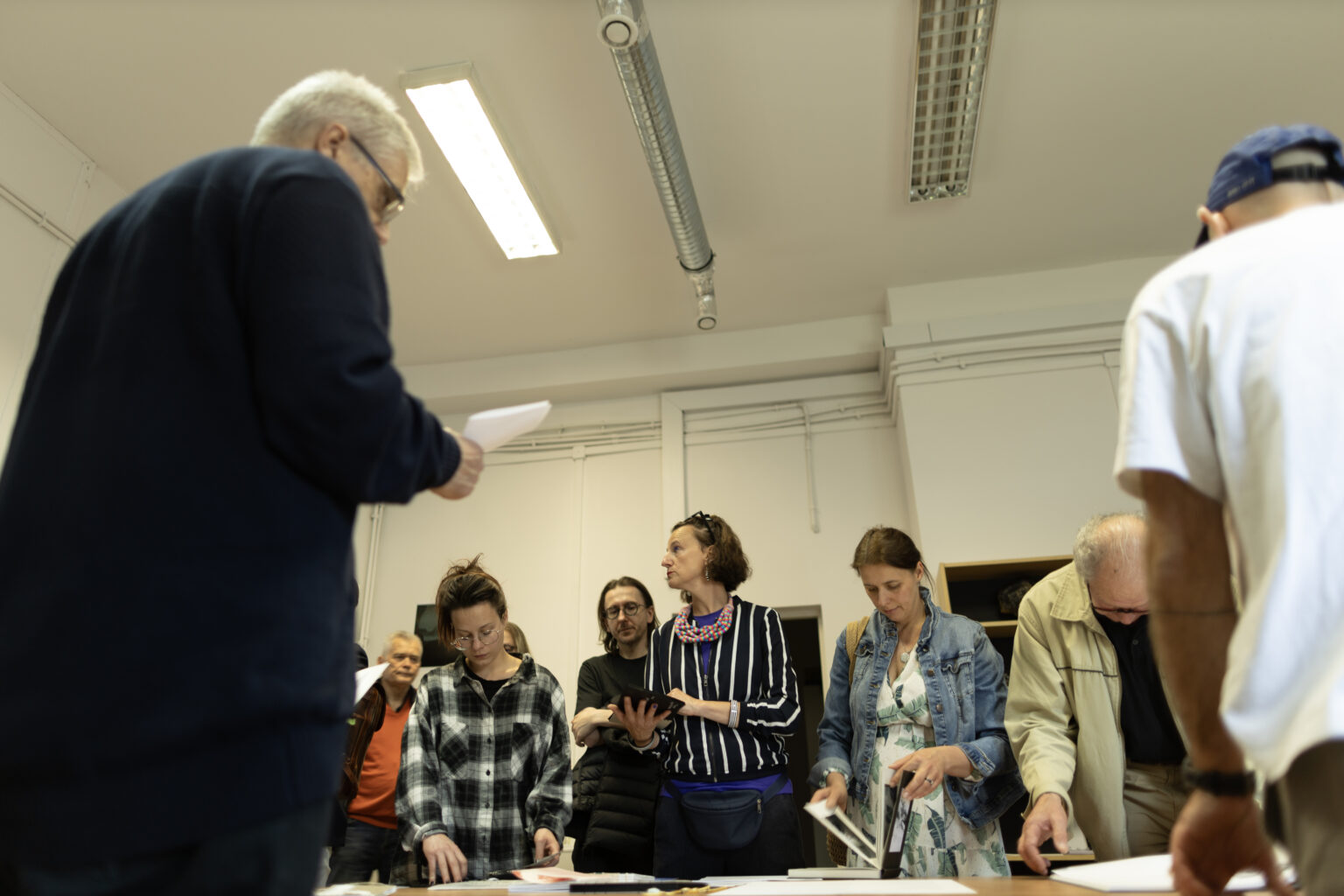 Dokumentacja fotograficzna wystawy końcoworocznej. Przegląd wystawy przed rozpoczęciem Akademii Otwartej 2025.