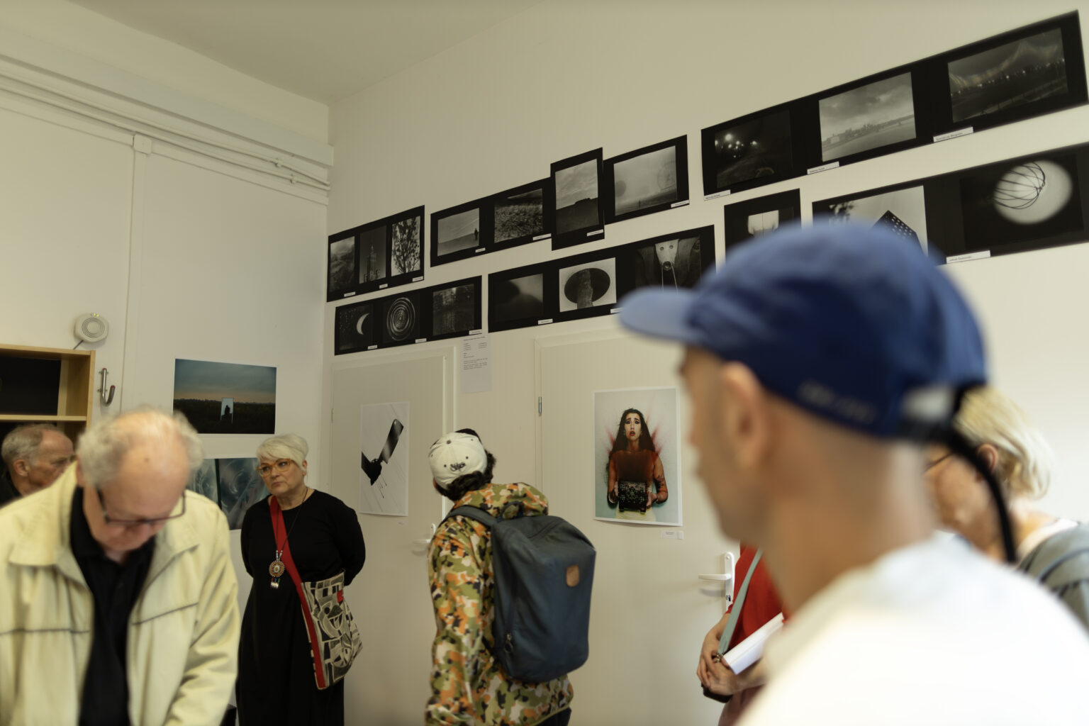 Dokumentacja fotograficzna wystawy końcoworocznej. Przegląd wystawy przed rozpoczęciem Akademii Otwartej 2025.