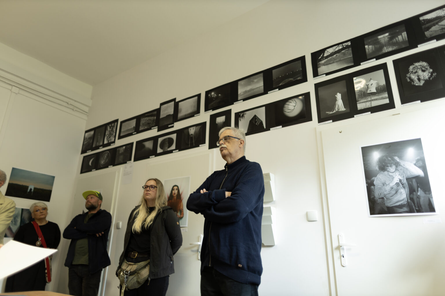 Dokumentacja fotograficzna wystawy końcoworocznej. Przegląd wystawy przed rozpoczęciem Akademii Otwartej 2025.