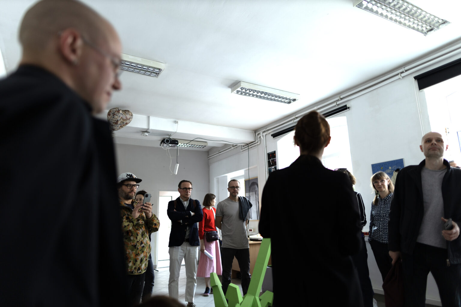 Dokumentacja fotograficzna wystawy końcoworocznej. Przegląd wystawy przed rozpoczęciem Akademii Otwartej 2025.