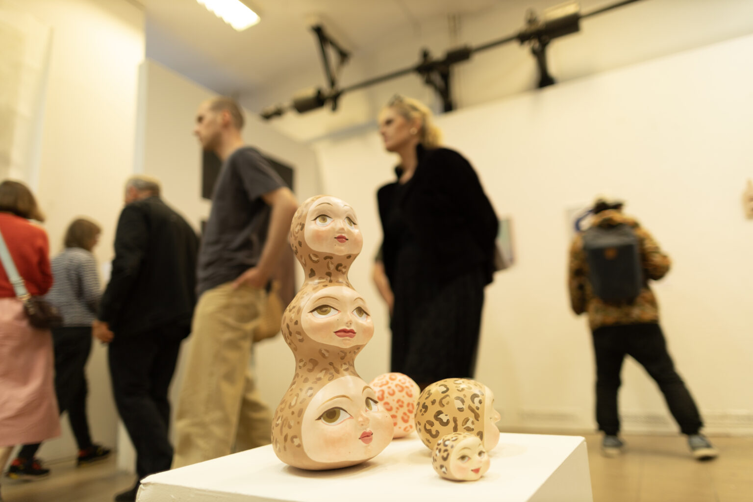 Dokumentacja fotograficzna wystawy końcoworocznej. Przegląd wystawy przed rozpoczęciem Akademii Otwartej 2025.