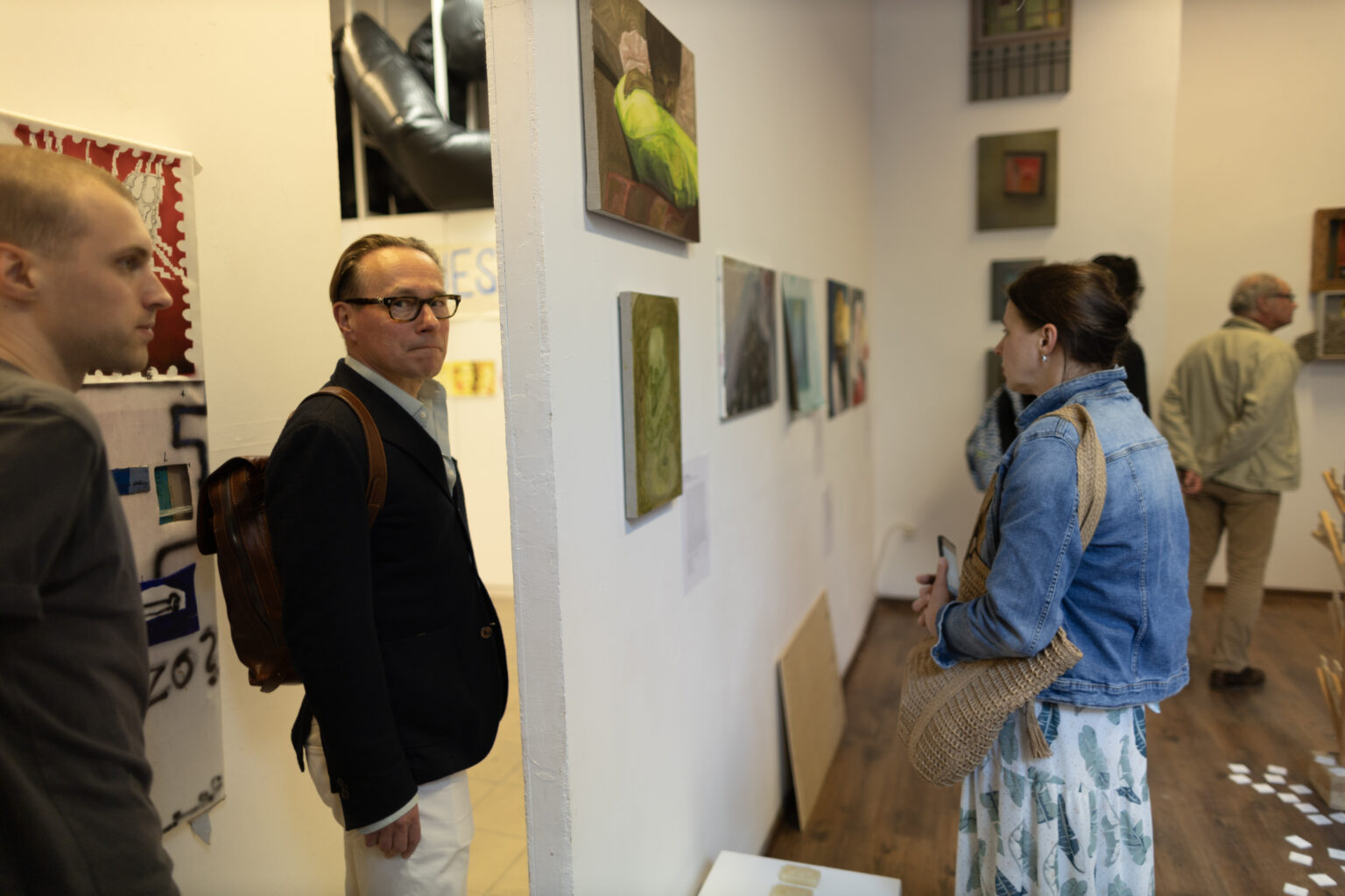 Dokumentacja fotograficzna wystawy końcoworocznej. Przegląd wystawy przed rozpoczęciem Akademii Otwartej 2025.