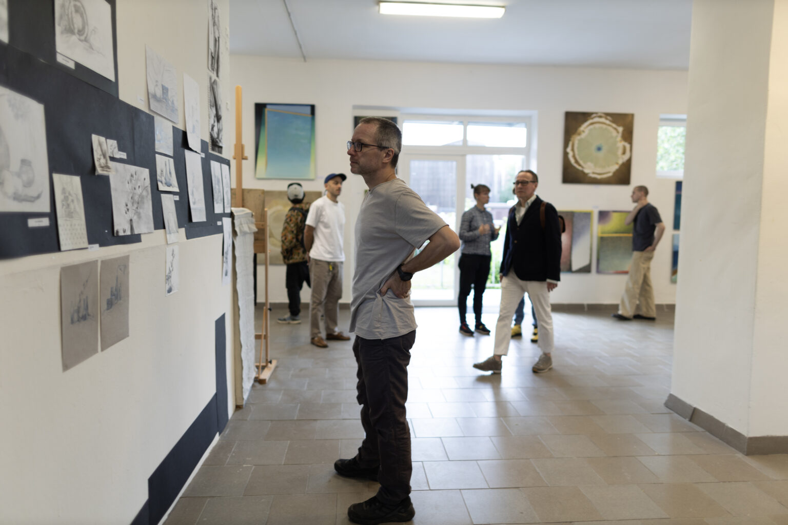 Dokumentacja fotograficzna wystawy końcoworocznej. Przegląd wystawy przed rozpoczęciem Akademii Otwartej 2025.