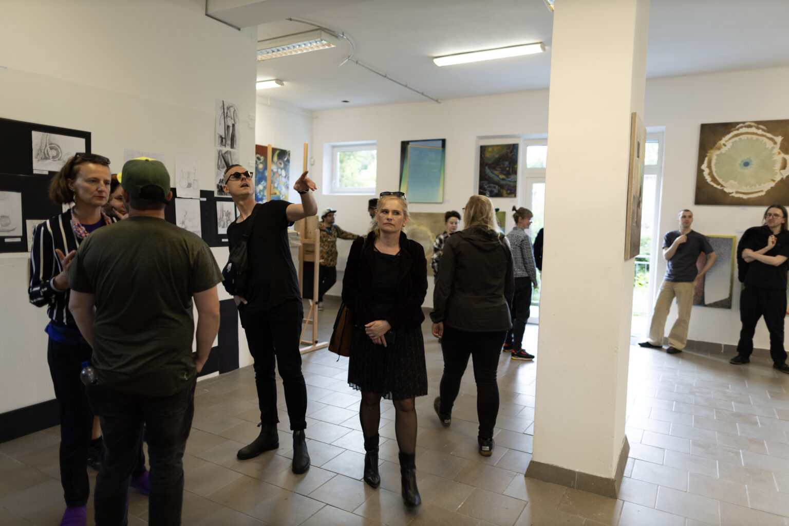 Dokumentacja fotograficzna wystawy końcoworocznej. Przegląd wystawy przed rozpoczęciem Akademii Otwartej 2025.