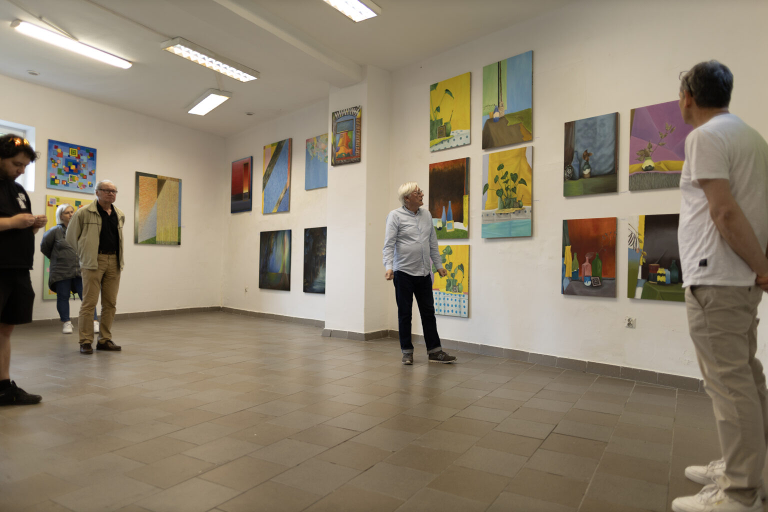 Dokumentacja fotograficzna wystawy końcoworocznej. Przegląd wystawy przed rozpoczęciem Akademii Otwartej 2025.