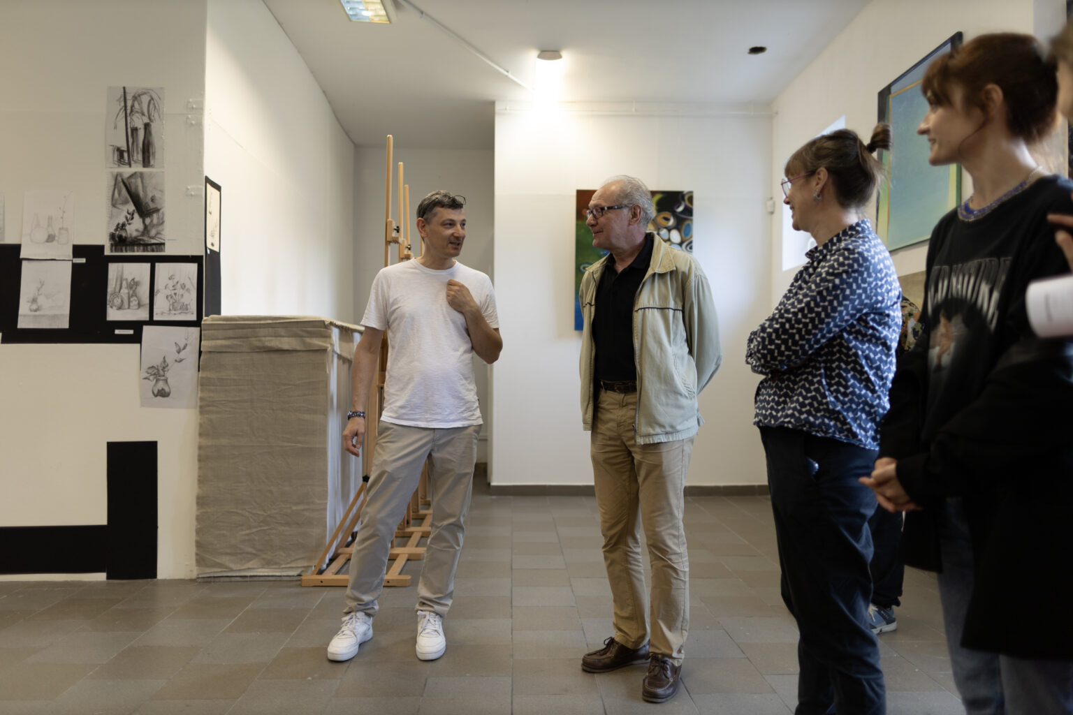 Dokumentacja fotograficzna wystawy końcoworocznej. Przegląd wystawy przed rozpoczęciem Akademii Otwartej 2025.