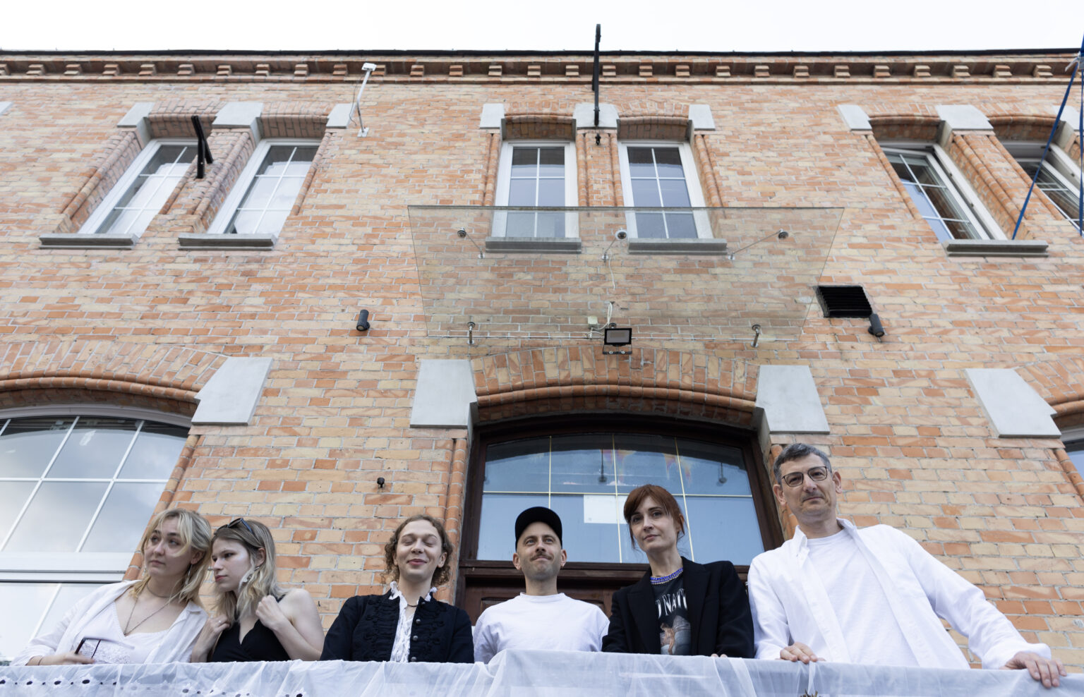 Dokumentacja fotograficzna wystawy końcoworocznej. Przegląd wystawy przed rozpoczęciem Akademii Otwartej 2025.