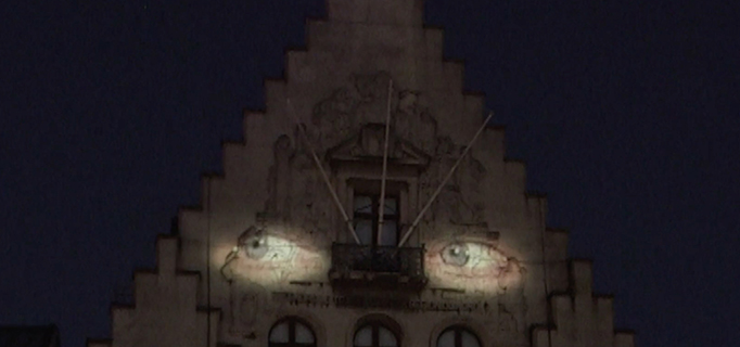 Praca prof. Krzysztofa Wodiczko prezentowana na wystawie “Art for Democracy III”