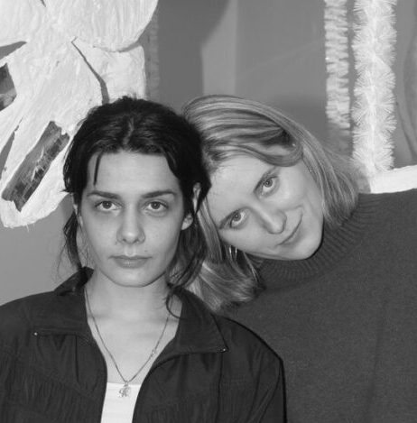 Portret dwóch młodych kobiet w przestrzeni galeryjnej.