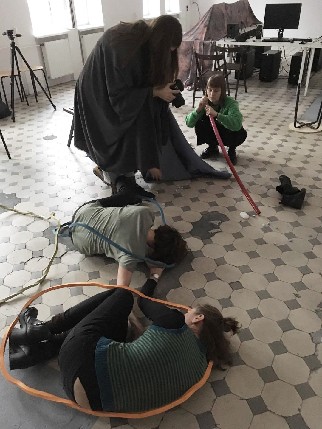 działania performatywne w sali. Osoby wykonują czynności z obiektami artystycznymi.