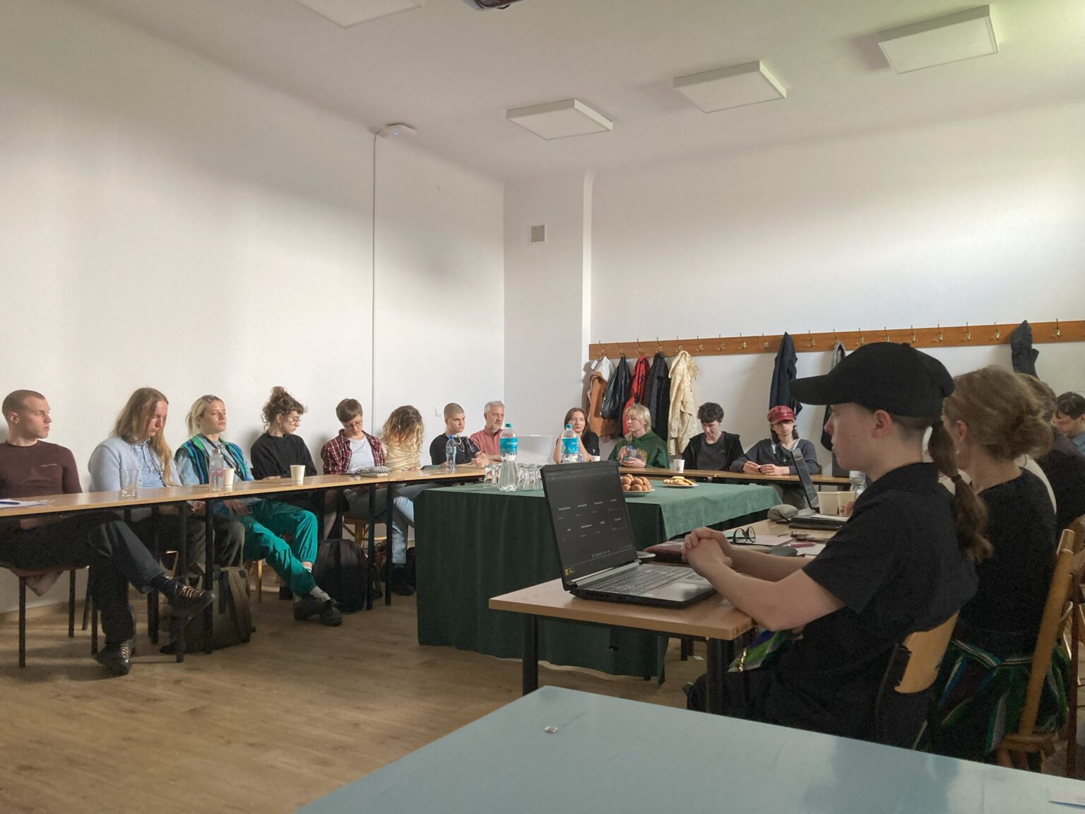 osoby siedzą przy stołach ustawionych w literę U, sala na Politechnice Warszawskiej. Zajęcia w trakcie Seminarium Społeczeństwa Cyfrowego.