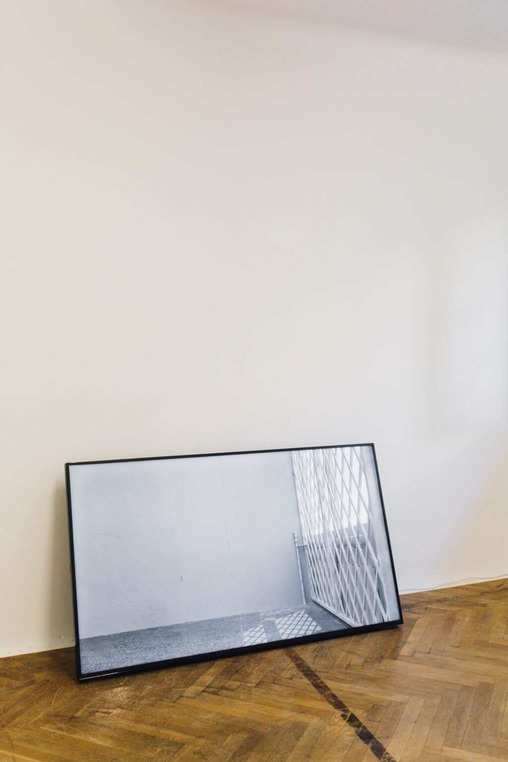 widok wystawy, o ścianę oparty telewizor, pokazuje render 3D wnętrza