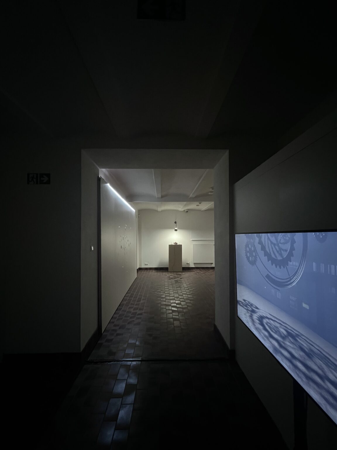 Widok wystawy, po prawej fragment pokazywanej sceny VR na telewizorze.