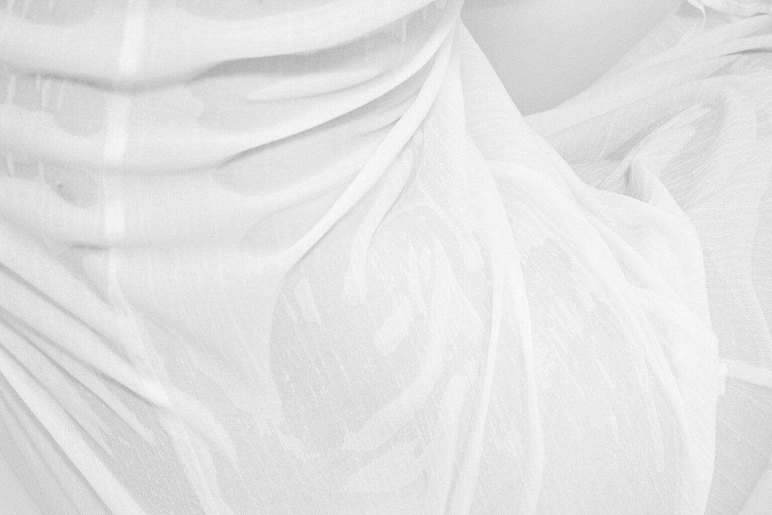 zdjęcie fragmentu pleców osoby ubranej w mokry, lekko prześwitujący materiał.